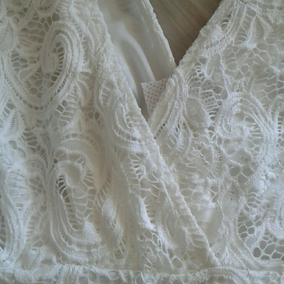 Beautiful lacy Romper - Picture 3 of 4